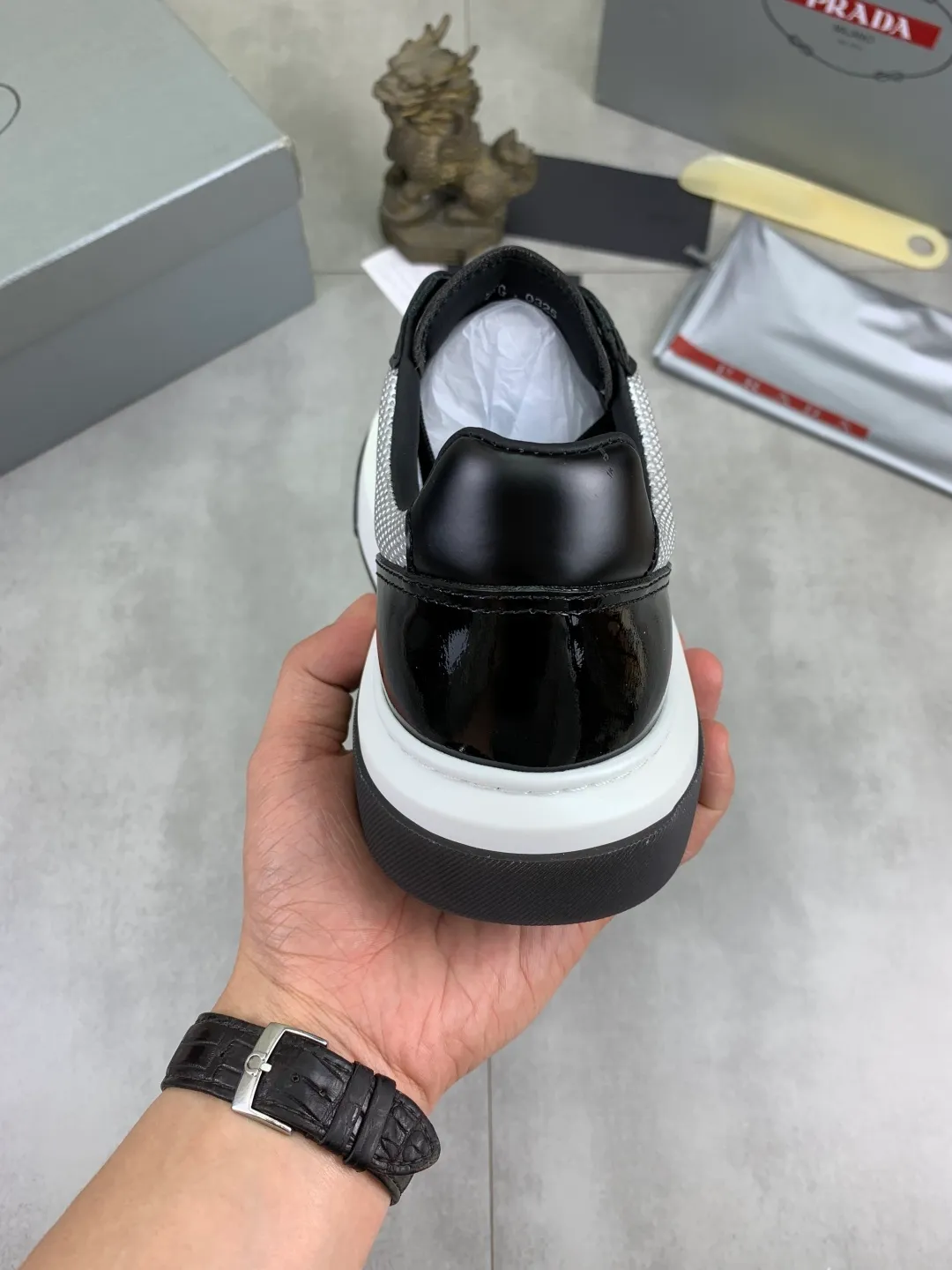 Men's Men's Shoes 💰P600 💰【New Style】 The latest model of high-quality PRADA classic men's shoes has been launched on the official website at 1:1, synchronized in Hong Kong, and on the same catwalk; all made of calfskin➕imported cowhide lining, 🍡🍡original rubber outsole, non-slip and wear-resistant; comfortable on the feet, attractive style, fine workmanship, and simple and neat shoe lasts, showing the courage and toughness of men, 👍Size: 39-44 (45 can be customized) black White color🉑️choose